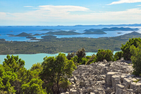 Vranské jezero - pohled z vyhlídky Kamenjak, Zadarská riviéra, Chorvatsko