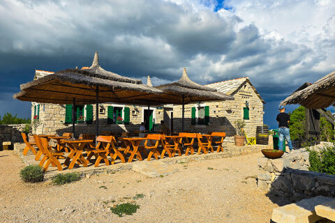 Vranské jezero - restaurace na vyhlídce Kamenjak, Zadarská riviéra, Chorvatsko