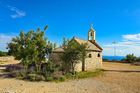 Vranské jezero - kostelík na vyhlídce Kamenjak, Zadarská riviéra, Chorvatsko