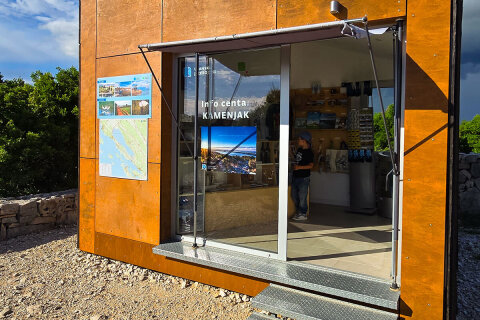Vranské jezero - návštěvnické centrum na vyhlídce Kamenjak, Zadarská riviéra, Chorvatsko