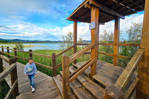 Vranské jezero, návštěvnické centrum Crkvine, stezkou po dřevěné lávce, Zadarská riviéra, Chorvatsko