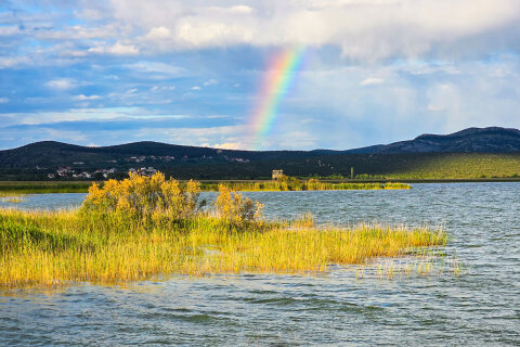 Vranské jezero, návštěvnické centrum Crkvine, stezkou po dřevěné lávce, Zadarská riviéra, Chorvatsko