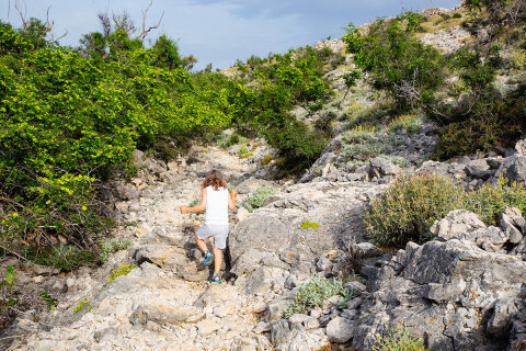 Procházka na Sveti Vid, nejvyšší vrchol ostrova Pag, Chorvatsko