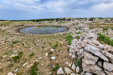 Procházka na Sveti Vid, nejvyšší vrchol ostrova Pag, Chorvatsko