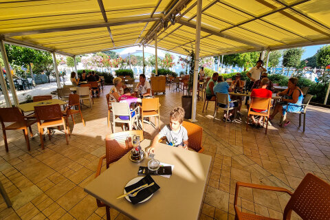Mobilhome Oliva - restaurace Lungomare u pláže Maslinica, Rabac, Istrie, Chorvatsko