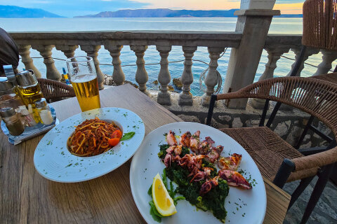 Apartmány Molly - restaurace 320 m od domu, Novi Vinodolski, Crikvenická riviéra, Chorvatsko