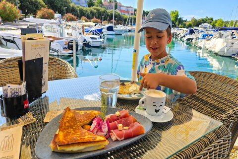 Novi Vinodolski - skvělé snídaně v bistru Marina Novi v přístavu, Crikvenická riviéra, Chorvatsko