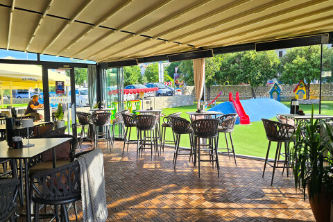 Novi Vinodolski - bistro/kavárna Marina Novi s dětským hřištěm u přístavu, Crikvenická riviéra, Chorvatsko