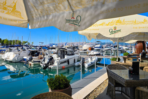 Novi Vinodolski - bistro/kavárna Marina Novi v přístavu, Crikvenická riviéra, Chorvatsko