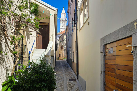 Novi Vinodolski - uličky starého města, Crikvenická riviéra, Chorvatsko