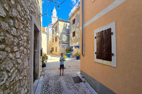 Novi Vinodolski - uličky starého města, Crikvenická riviéra, Chorvatsko