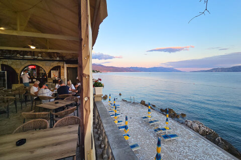 Novi Vinodolski - restaurace u pláže, Crikvenická riviéra, Chorvatsko