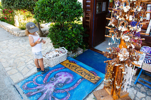 Apartmány Roza - obchůdek se suvenýry mezi domem a pláží, Mandre, ostrov Pag, Chorvatsko