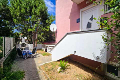 Apartmán Lit - posezení s grilem u domu, Baška, ostrov Krk, Chorvatsko