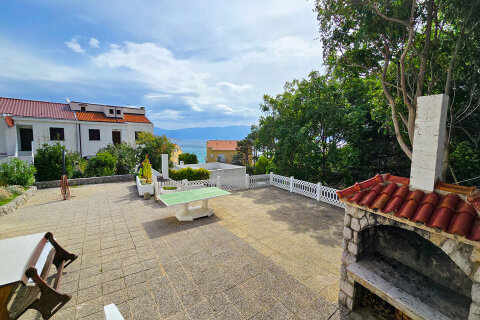 Apartmány Jadranka - dvůr u domu, Baška, ostrov Krk, Chorvatsko