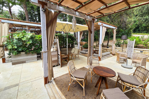 Zlatni rt - plážový bar a restaurace Lovor Lounge&Beach, Rovinj, Istrie, Chorvatsko