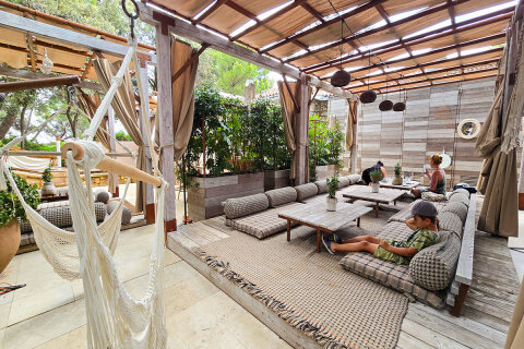 Zlatni rt - plážový bar a restaurace Lovor Lounge&Beach, Rovinj, Istrie, Chorvatsko