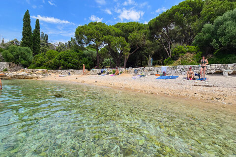 Zlatni rt - písčito-oblázková pláž Golden Cape, Rovinj, Istrie, Chorvatsko