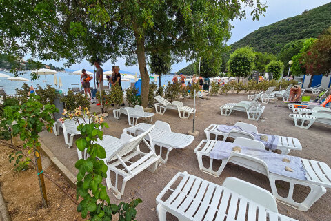 Mobilhome Oliva - lehátka zdarma u pláže Maslinica (pouze tato bílá plastová), Rabac, Istrie, Chorvatsko
