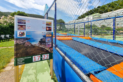 Mobilhome Oliva - trampolínky v areálu resortu, Rabac, Istrie, Chorvatsko