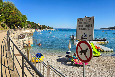 Mobilhome Oliva - část pláže Maslinica s rampou vyhrazená pro osoby na invalidním vozíku, Rabac, Istrie, Chorvatsko