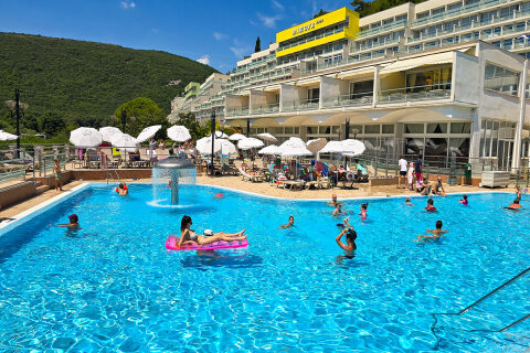 Mobilhome Oliva - bazén u hotelu Mimosa v areálu resortu, Rabac, Istrie, Chorvatsko