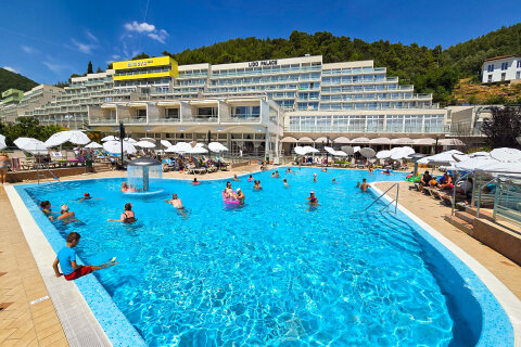 Mobilhome Oliva - bazén u hotelu Mimosa v areálu resortu, Rabac, Istrie, Chorvatsko