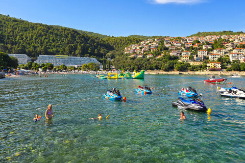Mobilhome Oliva - nafukovací aquapark na moři u pláže Maslinica, Rabac, Istrie, Chorvatsko