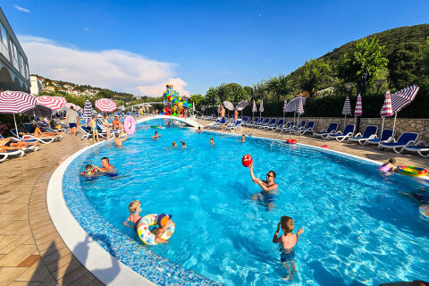 Mobilhome Oliva - bazén s tobogány, Rabac, Istrie, Chorvatsko