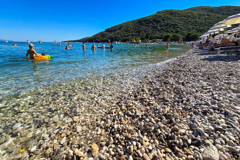 Rabac - pláž Maslinica, Istrie, Chorvatsko