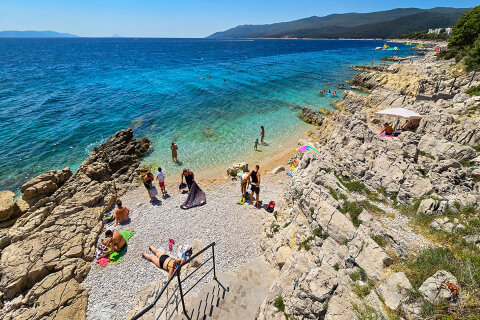 Pláž Girandella, Rabac, Istrie, Chorvatsko