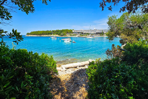 Crveni otok - pohled na západní zátoku, Rovinj, Istrie, Chorvatsko