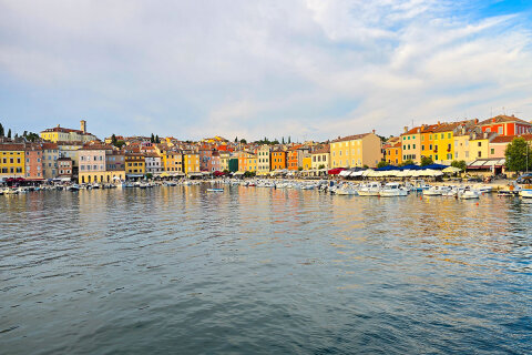 Rovinj - pohled na město cestou z ostrůvku Crveni otok, Istrie, Chorvatsko