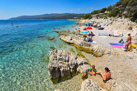 Rabac - pláž Girandella, Istrie, Chorvatsko