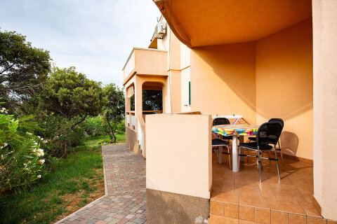 A4 - foto terasy z roku 2015, apartmány Crnika, Mandre, ostrov Pag, Chorvatsko