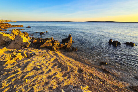 Apartmány Crnika - oblázková pláž pod domem, Mandre, ostrov Pag, Chorvatsko