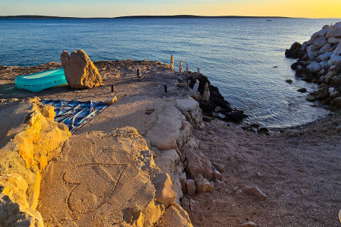 Apartmány Crnika - oblázková pláž pod domem, Mandre, ostrov Pag, Chorvatsko