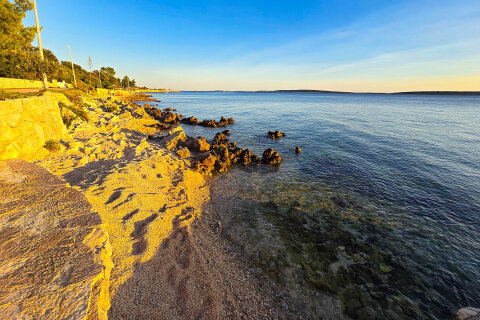 Apartmány Crnika - oblázková pláž pod domem, Mandre, ostrov Pag, Chorvatsko