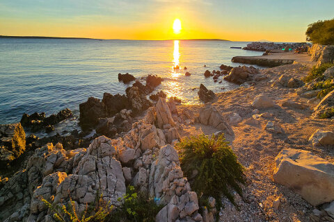 Apartmány Crnika - oblázková pláž pod domem, Mandre, ostrov Pag, Chorvatsko