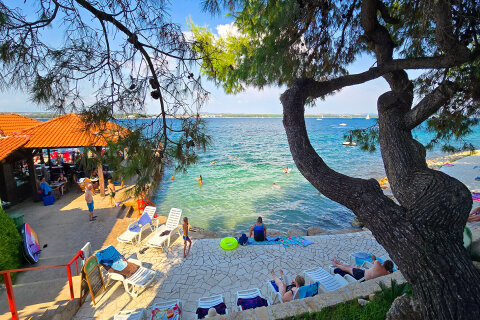 Mobilhome Kučica - bar Ga-Ga, pláž Južna plaža 100 m od mobilhomu, Tkon, ostrov Pašman, Chorvatsko