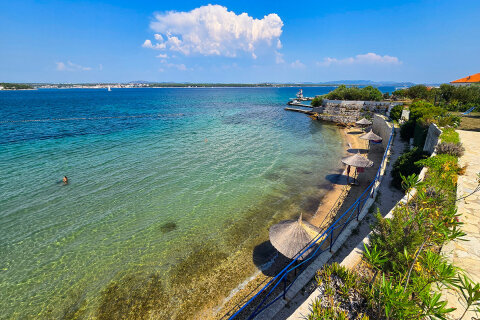 Mobilhome Kučica - pláž Južna plaža 100 m od mobilhomu, Tkon, ostrov Pašman, Chorvatsko