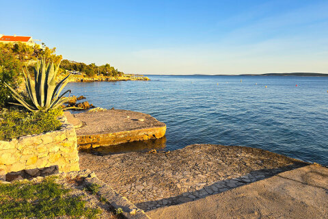 Apartmány Žuta - betonová terasa 70 m od domu, Mandre, ostrov Pag, Chorvatsko