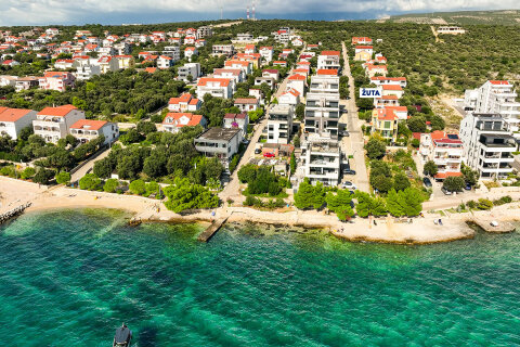 Apartmány Žuta - záběr z dronu (září 2025), Mandre, ostrov Pag, Chorvatsko