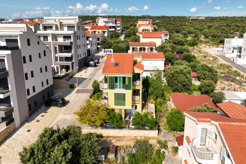 Apartmány Žuta - záběr z dronu (září 2025), Mandre, ostrov Pag, Chorvatsko