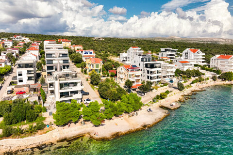 Apartmány Žuta - záběr z dronu (září 2025), Mandre, ostrov Pag, Chorvatsko