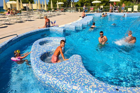 Zaton Holiday Resort - bazénový komplex blízko pláže, Zaton, Zadarská riviéra, Chorvatsko