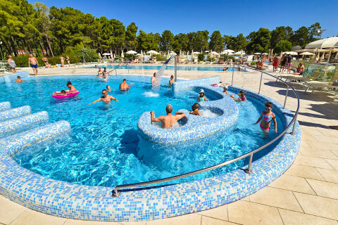 Zaton Holiday Resort - bazénový komplex blízko pláže, Zaton, Zadarská riviéra, Chorvatsko