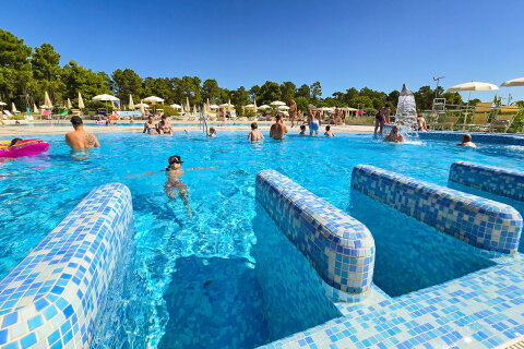 Zaton Holiday Resort - bazénový komplex blízko pláže, Zaton, Zadarská riviéra, Chorvatsko