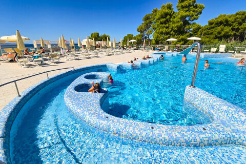 Zaton Holiday Resort - bazénový komplex blízko pláže, Zaton, Zadarská riviéra, Chorvatsko