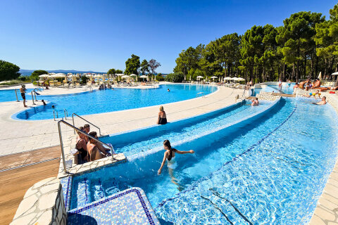 Zaton Holiday Resort - bazénový komplex blízko pláže, Zaton, Zadarská riviéra, Chorvatsko
